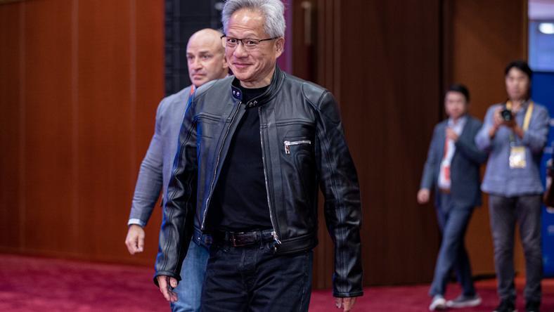 穿回黑色皮衣的黄仁勋与王坚“炉边对话”:有点“嫉妒年轻一代”